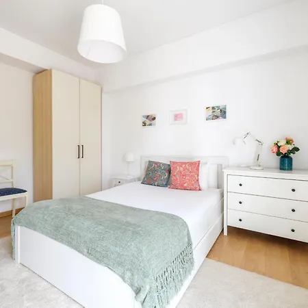 Olivais Spacious Near Airport Apartment