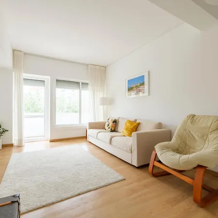Olivais Spacious Near Airport *