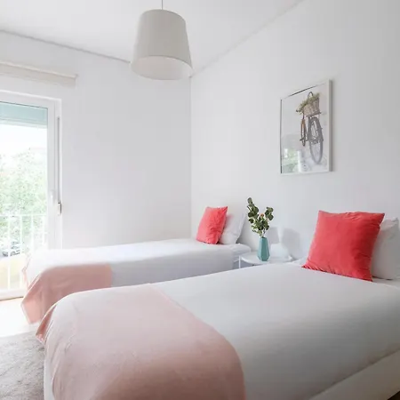 Olivais Spacious Near Airport