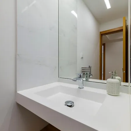 Olivais Spacious Near Airport *