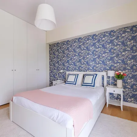 Olivais Spacious Near Airport