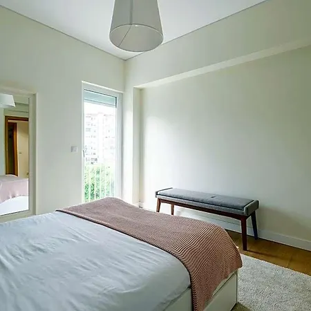 Olivais Spacious Near Airport