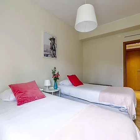 Olivais Spacious Near Airport